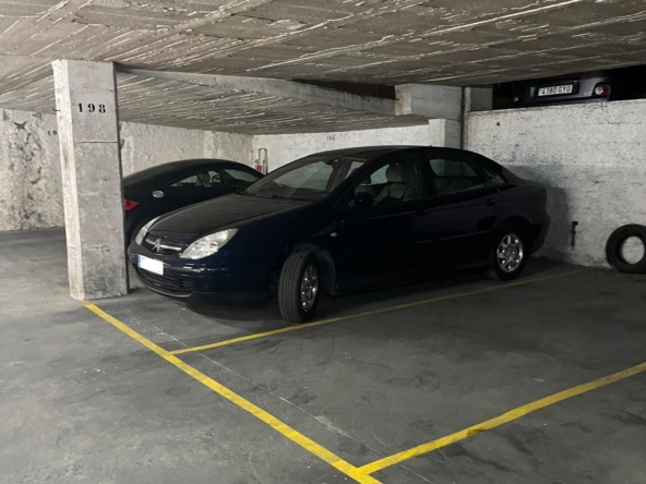 Venta de Plaza de Parking en el Centro de Villanova: Ubicación Privilegiada y Comodidad