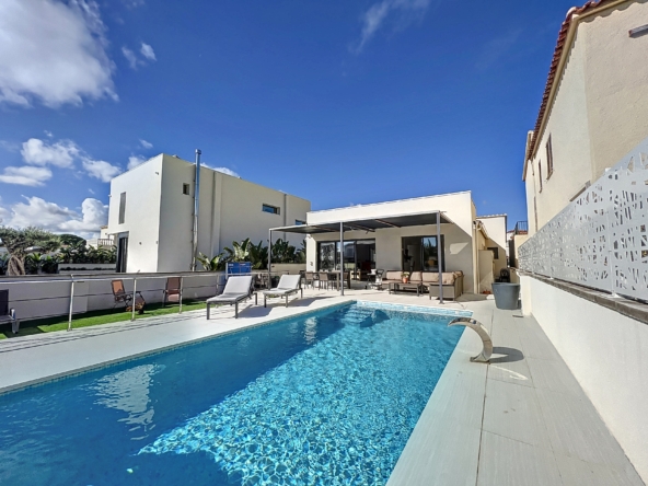 Hermosa Casa Moderna con Amarre de 12.5m en el Canal de Empuriabrava.