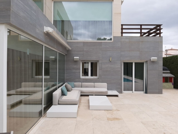 Increíble villa contemporánea, zona residencial tranquila y a pocos pasos del centro de Empuriabrava.