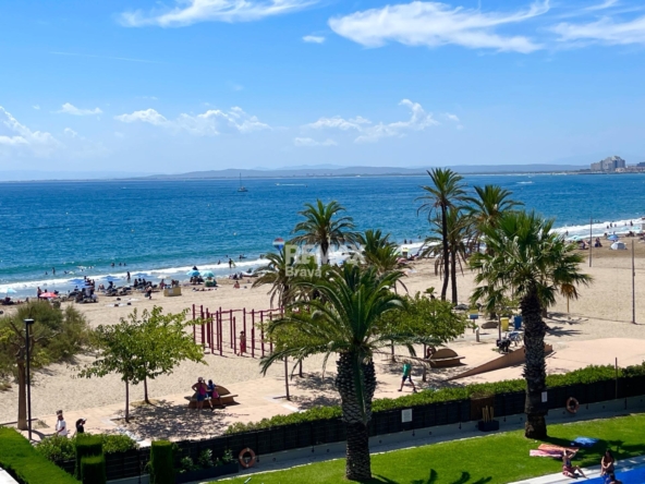 Roses | Piso reformado en primera línea de mar, con licencia turística y garaje