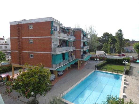 Piso reformado con terraza, piscina y parking cerca de la playa en Castelldefels