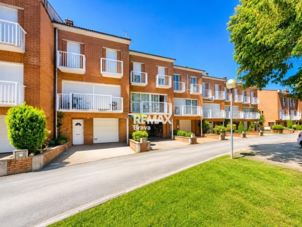 Olot | Casa pareada con garaje, patio y chimenea en una tranquila zona residencial