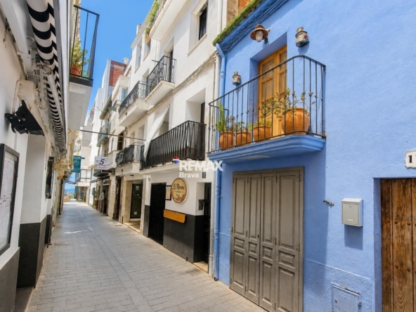 Roses | Edificio con local comercial y 3 viviendas en pleno centro peatonal