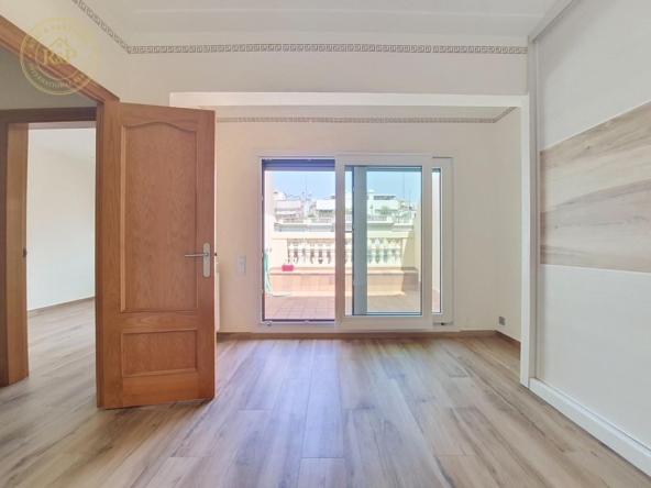 El ático que todos buscan en Les Corts: terraza privada, reforma de lujo y listo para estrenar