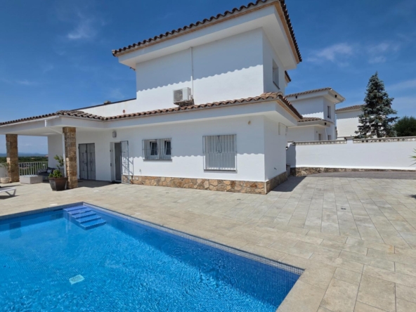 Villa con piscina privada en L'Escala: privacidad, luz y calidad de vida en la Costa Brava