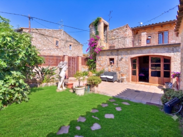 Espectacular casa rústica de piedra con casa de invitados y piscina en Vilamacolum