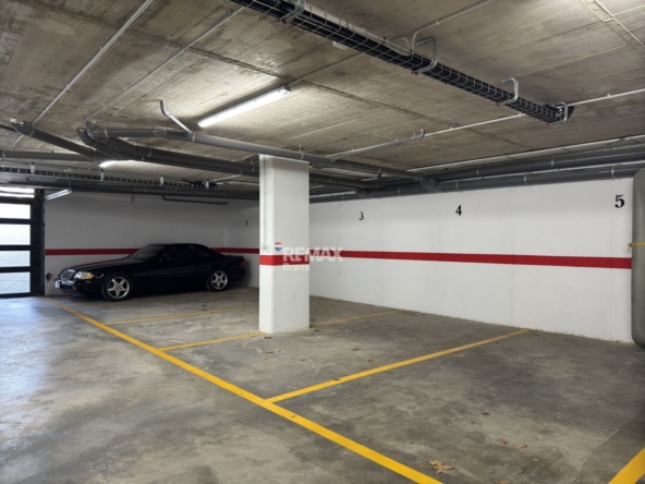 Roses, Santa Margarita · Plaza de parking en venta en edificio moderno - · RE/MAX Brava