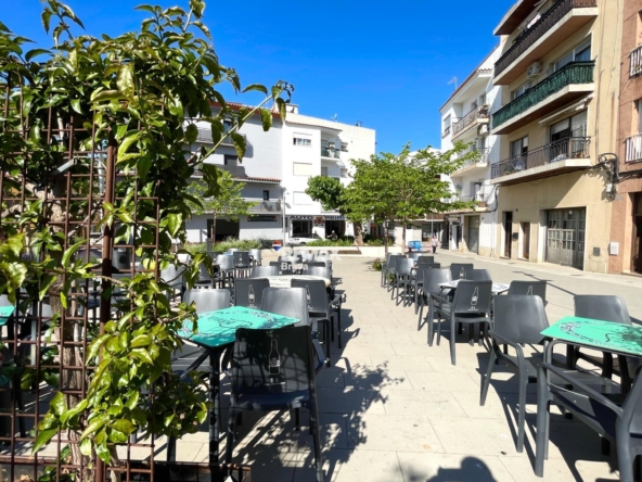 Bar - Restaurante a la venta en el centro de Roses con terraza y alta rentabilidad.