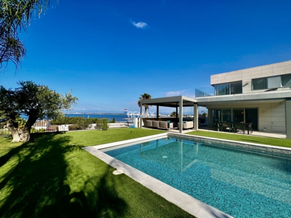Roses | Exclusiva villa de lujo con piscina, ascensor y vistas panorámicas al puerto