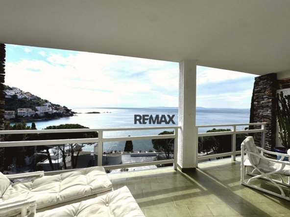 Apartamento con vistas al mar, terraza y parking a pocos pasos de la playa de Canyelles