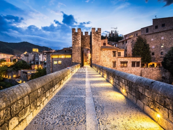Besalú | Edificio junto al puente medieval con local comercial y gran potencial de inversión