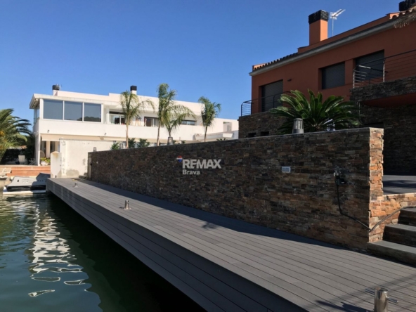Roses, Santa Margarida | Exclusiva villa canal con 20 metros de amarre privado y acceso directo al agua