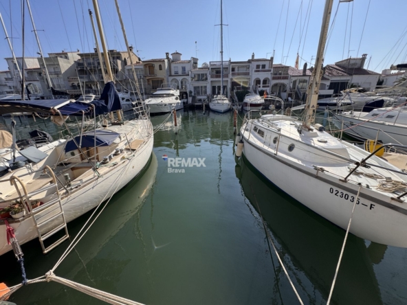 Empuriabrava | Conjunto náutico con amarre de 11 m, parking y trastero en Port Moxo