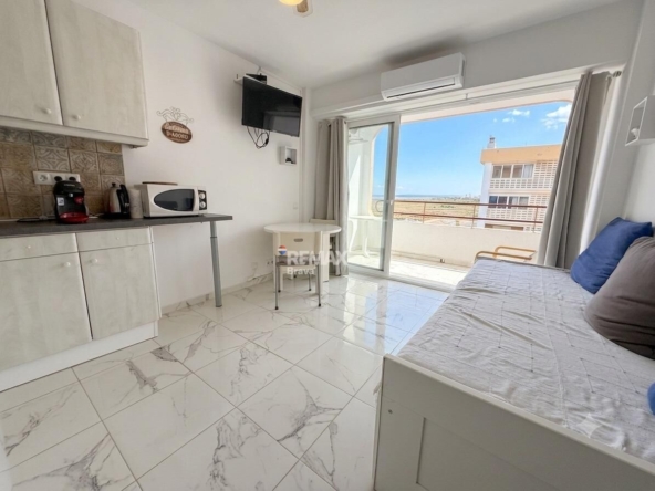 Apartamento con excepcionales vistas al mar,  canal y parque natural. Orientación Sur.