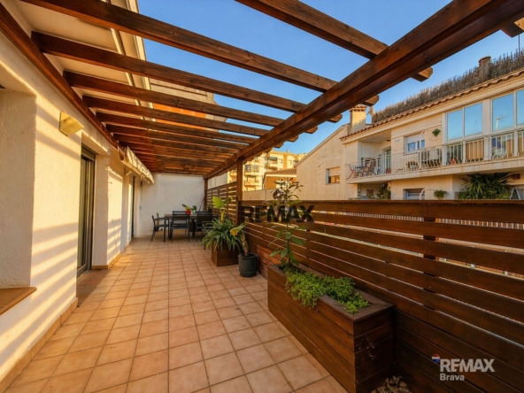 Roses | Excelente oportunidad de inversión: edificio con gran potencial en una ubicación estratégica