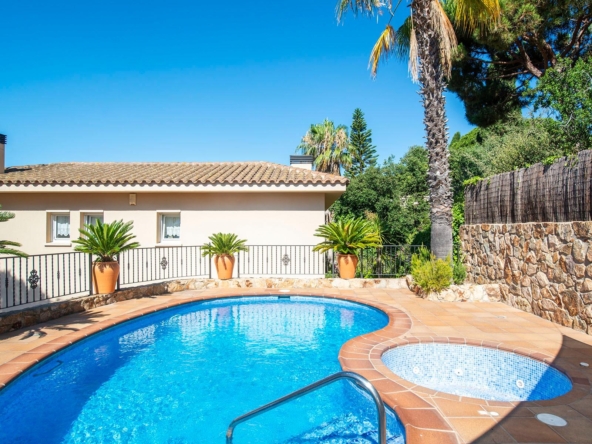 Exclusiva villa con piscina y vistas en la urbanización top de Santa Maria de Llorell