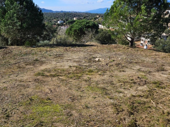 **Parcela urbana elevada con vistas y privacidad en Mas Altaba, Maçanet de la Selva**