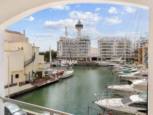 Empuriabrava | Propiedad premium con amarre de 14x4,5, ascensor y vistas al canal