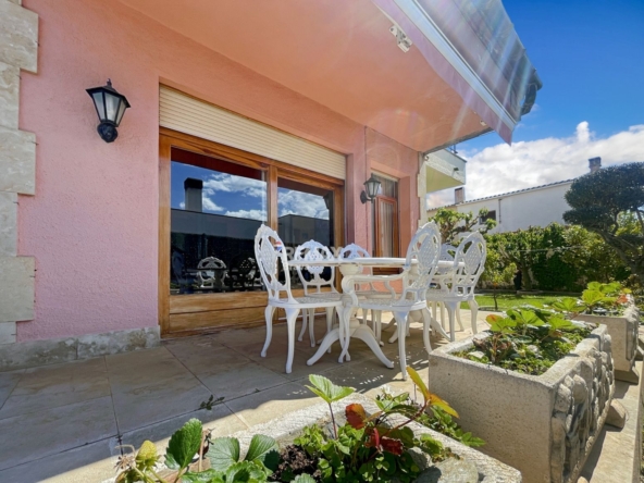 Roses | Elegante villa con jardín, bodega y amplios espacios llenos de luz