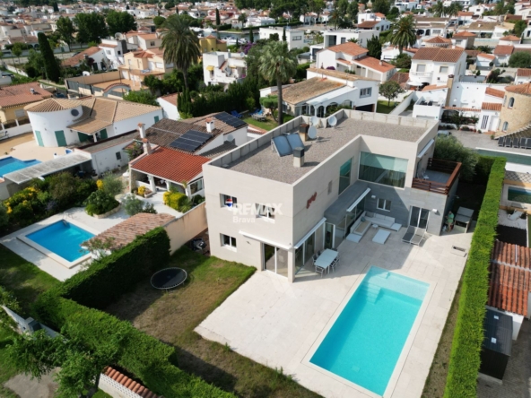 Empuriabrava | Exclusiva villa contemporánea con piscina privada y 3 suites en orientación sur