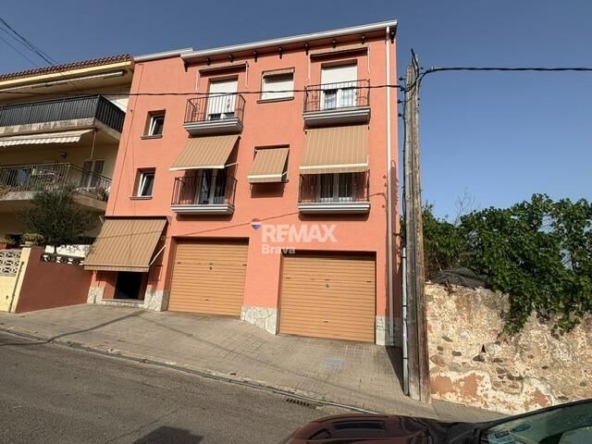 Calonge | Edificio de 3 plantas con 2 apartamentos, local y parking privado